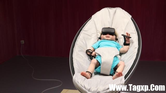 小嬰兒帶著VR頭顯