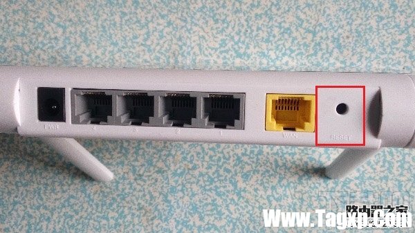 按住RESET按鈕，把360路由器恢復(fù)出廠設(shè)置