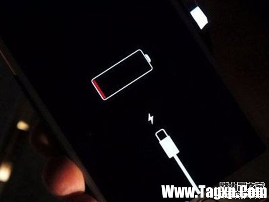 再陷入關(guān)機門！iPhone手機電量30%自動關(guān)機