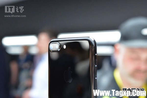 iphone7黑色和亮黑色有什么區(qū)別 iphone7亮黑色和黑色對比