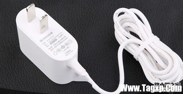 小米路由青春版電源適配器特寫(xiě)