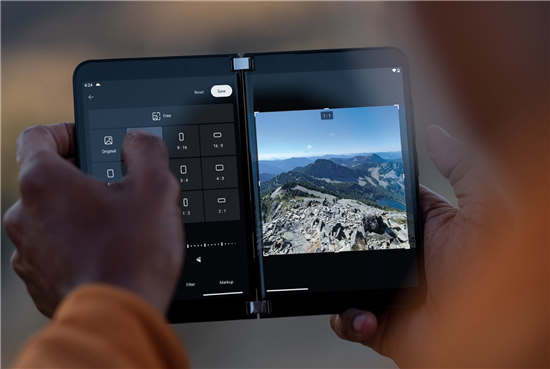 首個 Microsoft Surface Duo 2 固