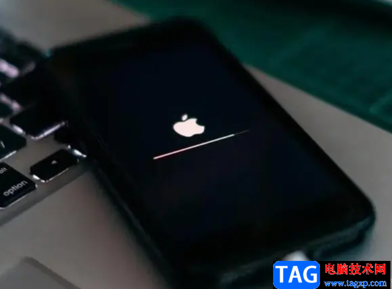 ?iPhone13設(shè)置手機(jī)屏幕背景圖的教程